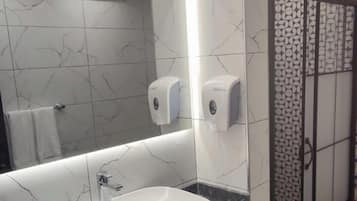 Luxury-Ferienhaus, Balkon | Badezimmer | Hausschuhe, Handtücher, Seife, Shampoo