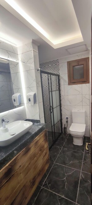 Slippers, towels, soap, shampoo - White Moon Hotel (Urla)