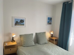 3 Schlafzimmer, Schreibtisch, Bügeleisen/Bügelbrett, Reisekinderbett