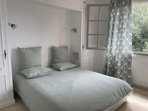 3 bedrooms, desk, iron/ironing board, travel cot