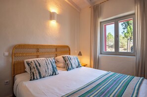 1 habitación, decoración personalizada, muebles diferentes y escritorio 