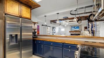 Appartamento, letti multipli, cucina (Ocean Luxury Retreat B) | Cucina privata | Frigorifero, microonde, forno, piano cottura