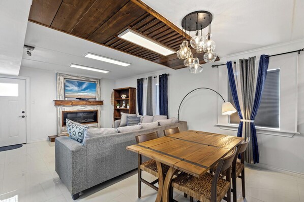 Huoneisto, useita sänkyjä, keittiö (Ocean Luxury Retreat B) | Ruokailu