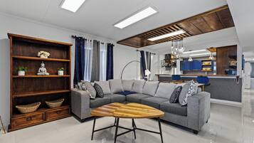 Appartamento, letti multipli, cucina (Ocean Luxury Retreat B) | Area soggiorno | TV a schermo piatto 42 pollici con canali digitali