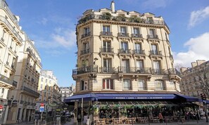 Point of interest - PARISIAN ELEGANCE: -5 ROOM WITH AIR CON - IN HAUSSMANNIAN BUILDING (Paris)