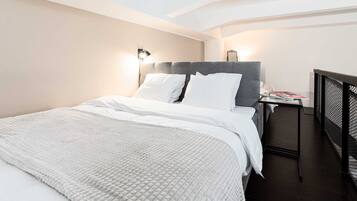 Tabla de planchar con plancha, wifi y ropa de cama