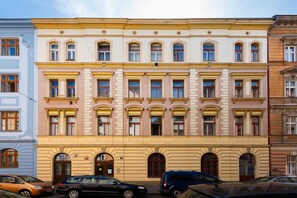 Exterior - Modern two-level apartment with balcony (Prague)