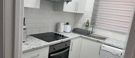 Kylskåp, mikrovågsugn, ugn och spishäll