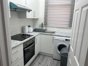 Geladeira, micro-ondas, fogão, cooktop