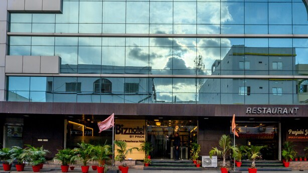 Un edificio moderno con fachada de vidrio que refleja el cielo.