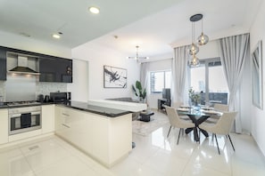 Classic Apartment, Balcony, City View | Private kitchen