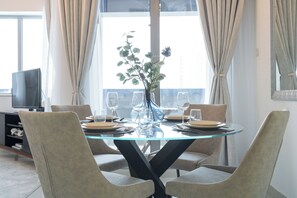 Appartement Classique, balcon, vue ville | Salle Ă manger