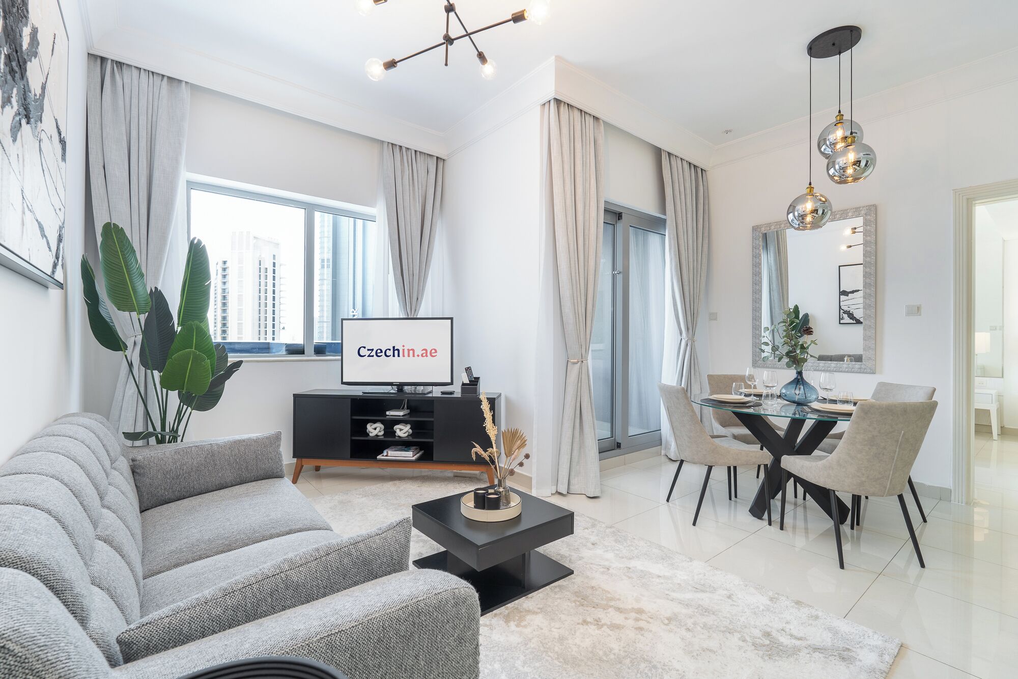 คลาสสิกอพาร์ทเมนท์, ระเบียง, วิวเมือง | บริเวณนั่งเล่น | สมาร์ททีวี 50 นิ้ว พร้อมช่องเคเบิล