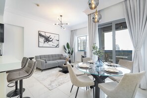 Appartement Classique, balcon, vue ville | Coin séjour | TV connectée de 50 pouces avec chaßnes par cùble