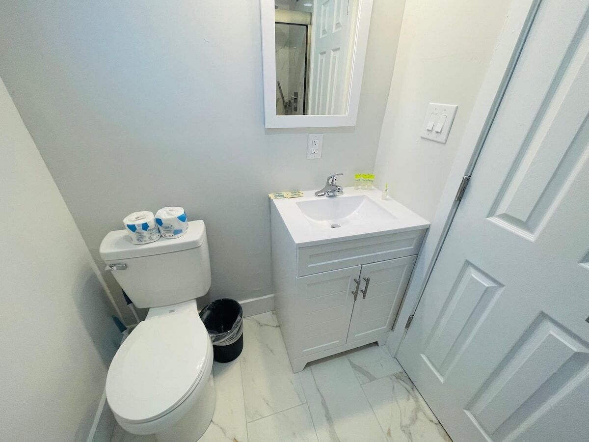 Ein kleines Badezimmer mit Toilette, Waschbecken und Schrank.