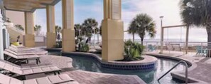 Una piscina cubierta, una piscina al aire libre