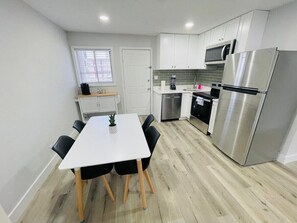 Fridge, microwave, oven, stovetop - Perfect Vacation walk to the beach 8 (Myrtle Beach)