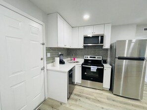 Fridge, microwave, oven, stovetop - Perfect Vacation walk to the beach 8 (Myrtle Beach)