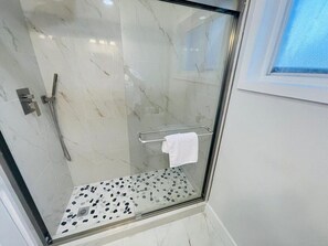 Dusj, hårføner og håndklær