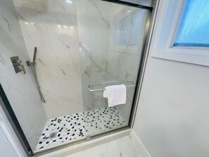Douche, sèche-cheveux, serviettes fournies