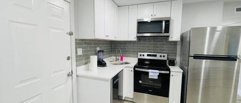 冷蔵庫、電子レンジ、オーブン、コンロ