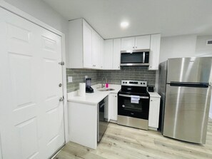 Fridge, microwave, oven, stovetop - Perfect Vacation walk to the beach 12 (Myrtle Beach)