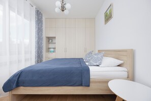 Leilighet, 2 soverom, balkong | 2 soverom, skrivebord, skrivebord for bærbar PC og sengetøy