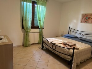 2 室のベッドルーム、アイロン / アイロン台、ベッドシーツ