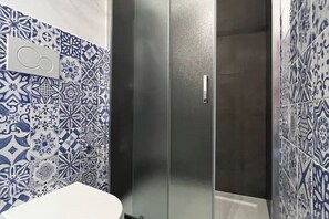 Dusj, hårføner, bidé og håndklær