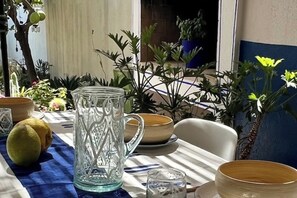 تناول الطعام بالخارج