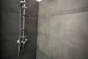 Douche, sèche-cheveux, bidet, serviettes fournies