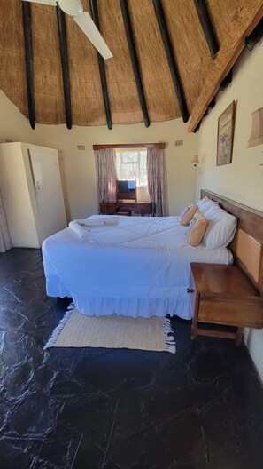 Standard Double Room | Individually decorated, individually furnished, free WiFi, bed sheets - Matopo Ingwe Lodge (Matopos)