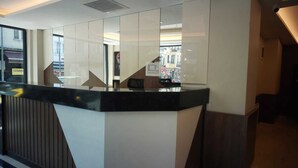 A reception area with a modern design, featuring a counter and a seating area. - Solis Boutique Hotel (Istanbul)
