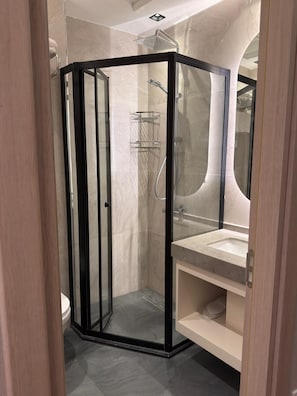 Deluxe Twin Room | Bathroom | Free toiletries, hair dryer, slippers, towels