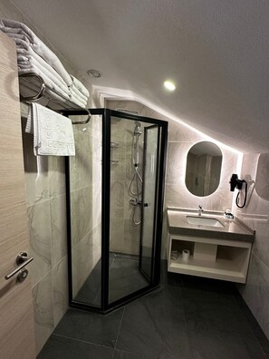 Chambre quadruple familiale | Salle de bain | Articles de toilette (gratuits), séchoir à cheveux, pantoufles