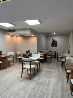 含每 日吃到飽早餐