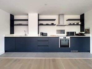 Fridge, oven, stovetop, dishwasher
