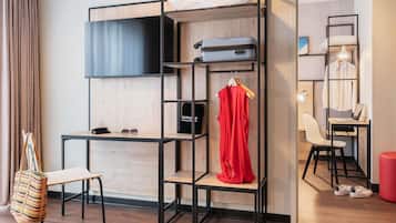 Escritorio, espacio para trabajar con laptop y cortinas blackout