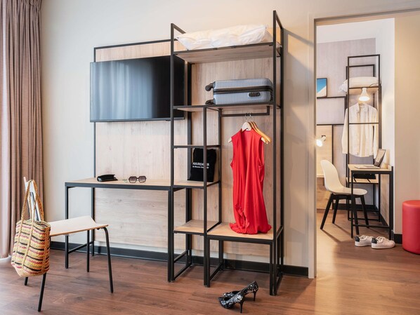 Bàn, khu vực làm việc phù hợp cho laptop, màn/rèm cản sáng 