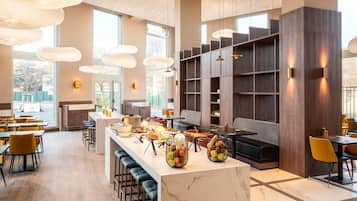 Petit déjeuner buffet (14.90 EUR par personne)