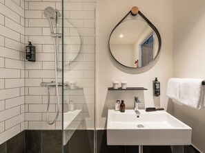 Desk, laptop workspace, blackout curtains, soundproofing - Ibis Acheres St Germain En Laye (Acheres)