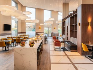 Daily buffet breakfast for a fee - Ibis Acheres St Germain En Laye (Acheres)