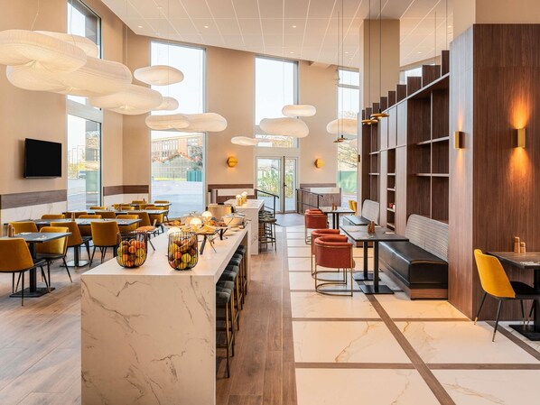 Desayuno buffet (EUR 14.90 por persona) 