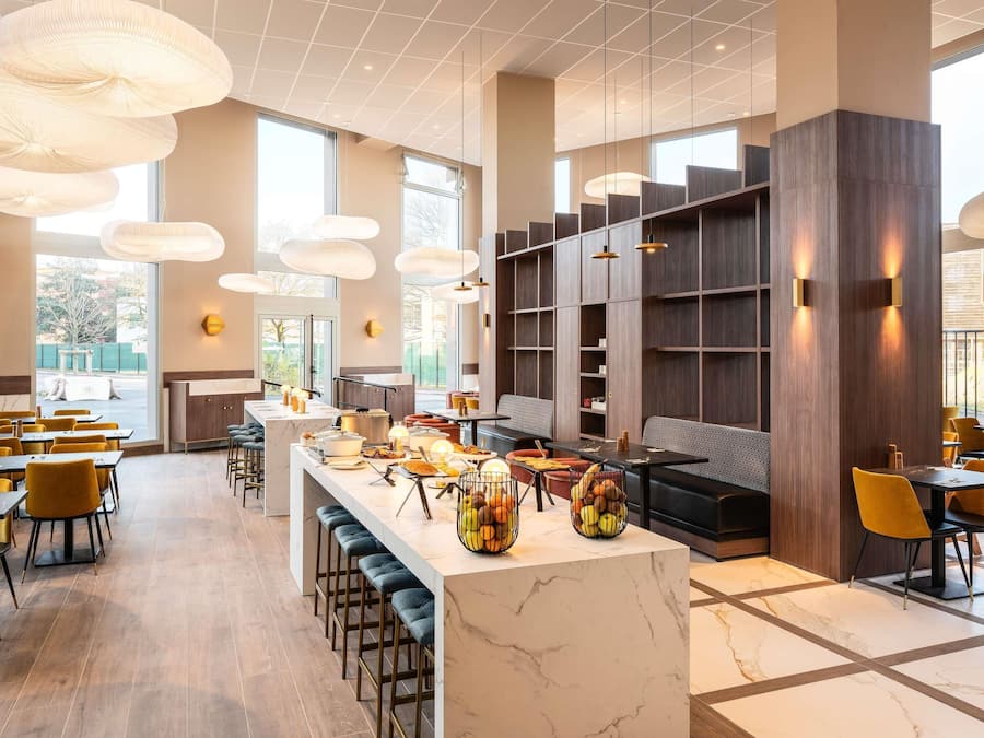 Petit déjeuner buffet (14.90 EUR par personne)