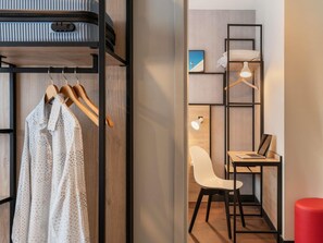 Escritorio, espacio para trabajar con laptop y cortinas blackout