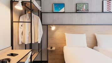 Escritorio, espacio para trabajar con laptop y cortinas blackout