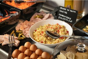 Petit déjeuner buffet (14.90 EUR par personne)