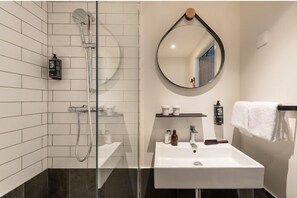 Habitación estándar, 2 camas individuales | Baño | Regadera, secadora de cabello, toallas, jabón 