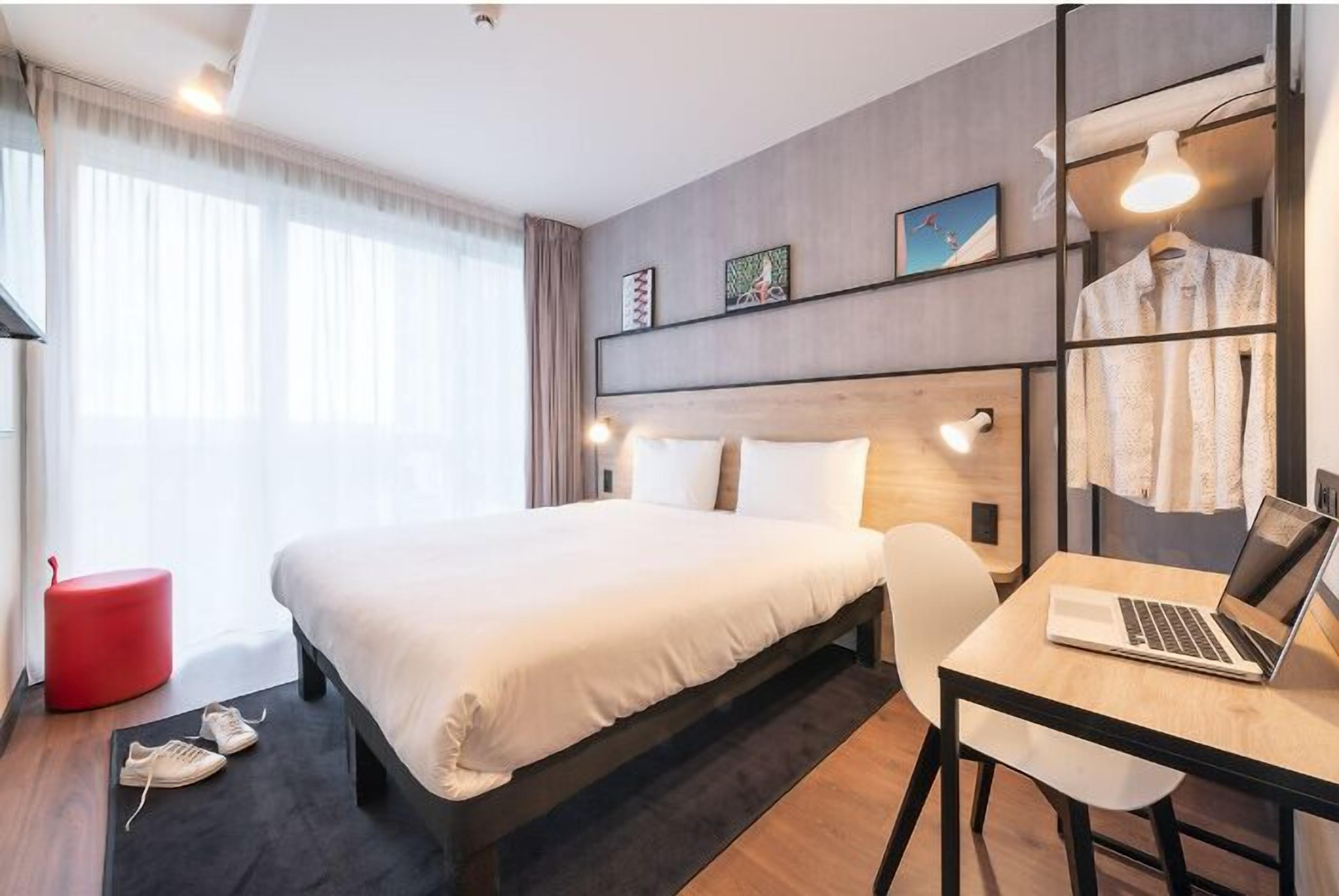 办公桌、笔记本电脑工作区、遮光窗帘、隔音