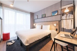 書桌、筆電工作空間、遮光布/窗簾、隔音